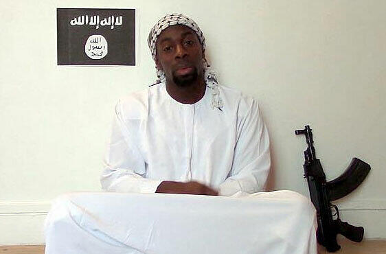 Eine Szene aus dem IS-Video: Amedy Coulibaly posiert mit einem Maschinengewehr