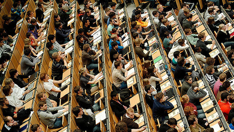 Die Zahl der Studenten steigt von Jahr zu Jahr rapide an.