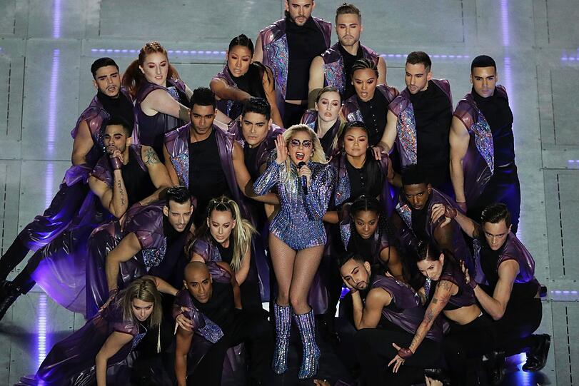 Funken, Feuer, Megahits: Die BIlder von Lady Gagas Halbzeit-Show.