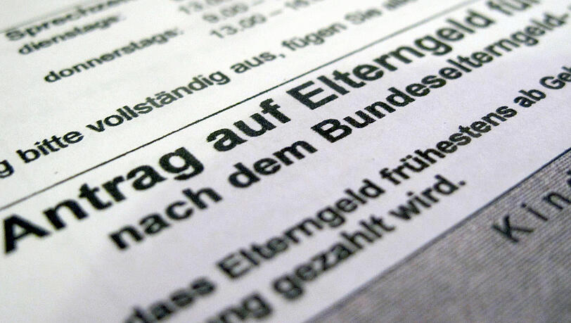 Das Basiselterngeld wird maximal 14 Monate lang gezahlt und ist auf maximal 1800 Euro im Monat begrenzt. Das Basiselterngeld wird maximal 14 Monate lang gezahlt und ist auf maximal 1800 Euro im Monat begrenzt.