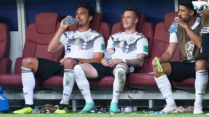 Niedergeschlagen: Mats Hummels (li.) und Marco Reus (Mi.) bei der Fußball-WM 2018.