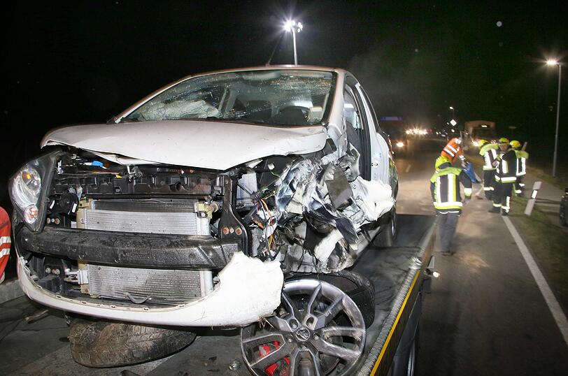 Auf der Staatsstraße 2353 im Landkreis Mühldorf sind ein Ford und ein Skoda beinahe frontal zusammengeprallt.