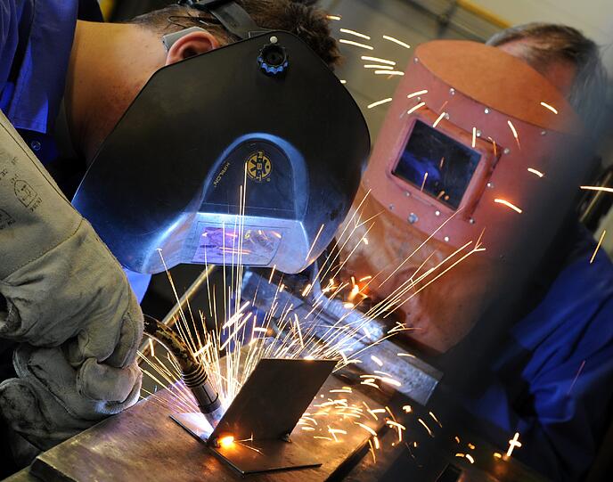 Die Ausbildung zur Fachkraft für Metalltechnik dauert zwei Jahre.
