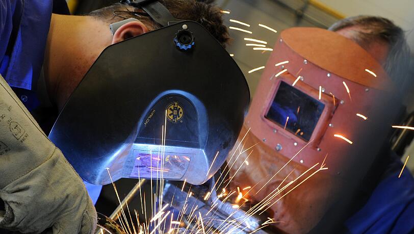 Die Ausbildung zur Fachkraft für Metalltechnik dauert zwei Jahre. Die Ausbildung zur Fachkraft für Metalltechnik dauert zwei Jahre.