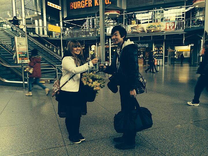 ... dem Julia eine Rose in die Hand drückt. Es ist Kota, 21...