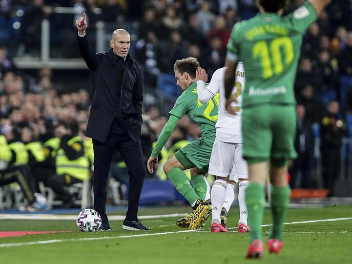 Wärd nach der Heimpleite gegen Real Sociedad San Sebastián an den Pranger gestellt: Real-Caoch Zinedine Zidane (l) gibt Anweisungen.