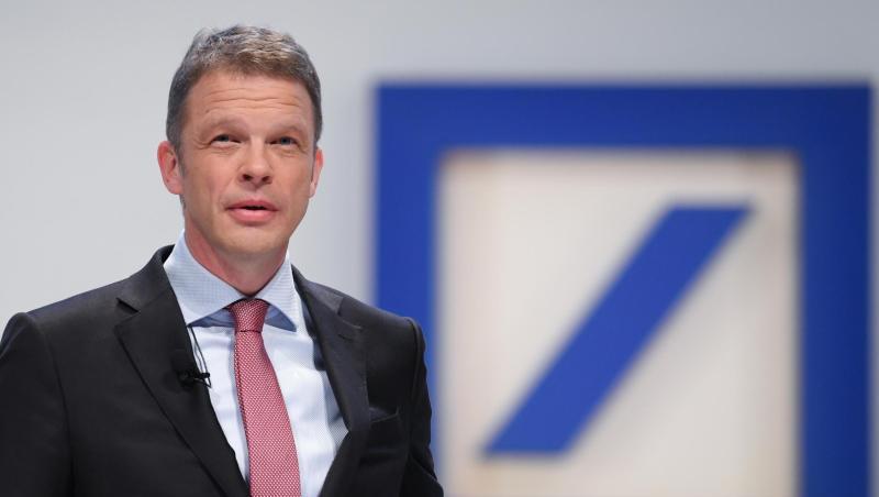 Am 8. April vergangenen Jahres machte der Aufsichtsrat Christian Sewing zum Vorstandsvorsitzenden der Deutschen Bank. Am 8. April vergangenen Jahres machte der Aufsichtsrat Christian Sewing zum Vorstandsvorsitzenden der Deutschen Bank.
