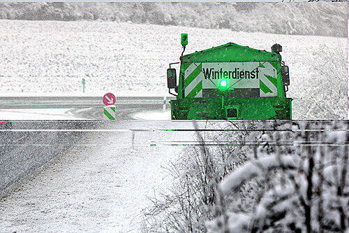 Nein, das ist kein Archivbild, sondern aktuell: Starker Schneefall behinderte am Donnerstag auf der Autobahn A9 bei Pegnitz den Verkehr.