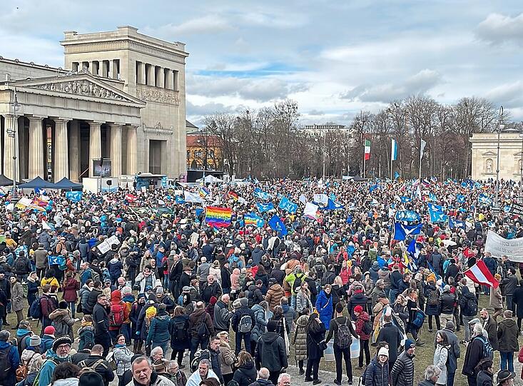 Rund 10 000 Menschen kommen zur Kundgebung der Querdenker auf dem Königsplatz, um für Frieden zu demonstrieren.