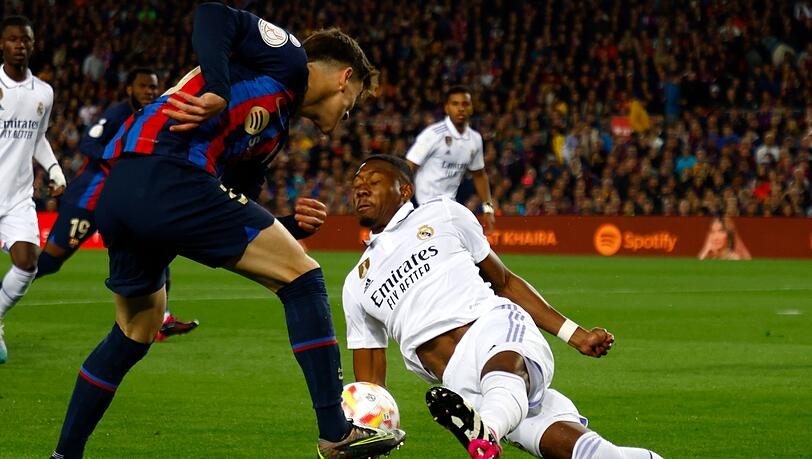 Barcelonas Gavi (l) und Real Madrids David Alaba kämpfen um den Ball.