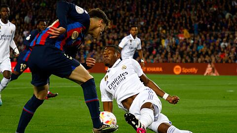 Barcelonas Gavi (l) und Real Madrids David Alaba kämpfen um den Ball.