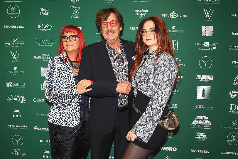 Kult-Moderator Jörg Dräger mit Ehefrau Petra und Tochter Cinzia-Paulina auf dem grünen Teppich.