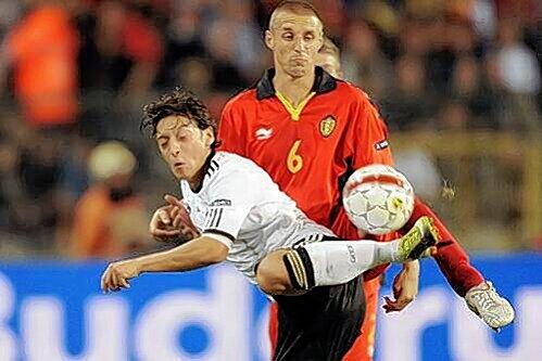 Kennt sich aus mit schweren Aufgaben: Cluberer Timmy Simons, hier Gegenspieler von Mesut Özil.