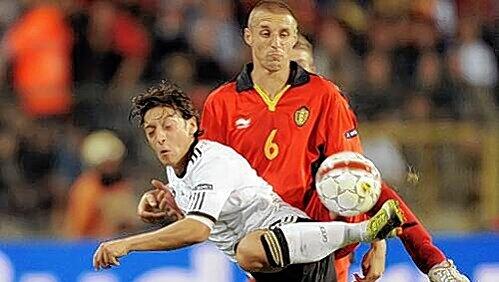 Kennt sich aus mit schweren Aufgaben: Cluberer Timmy Simons, hier Gegenspieler von Mesut Özil. Kennt sich aus mit schweren Aufgaben: Cluberer Timmy Simons, hier Gegenspieler von Mesut Özil.