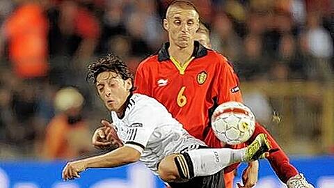 Kennt sich aus mit schweren Aufgaben: Cluberer Timmy Simons, hier Gegenspieler von Mesut Özil.