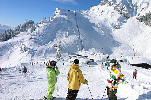 Pistenspaß zum erschwinglichen Preis: Skifahrer in Lenggries