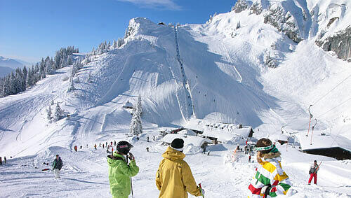 Pistenspaß zum erschwinglichen Preis: Skifahrer in Lenggries Pistenspaß zum erschwinglichen Preis: Skifahrer in Lenggries