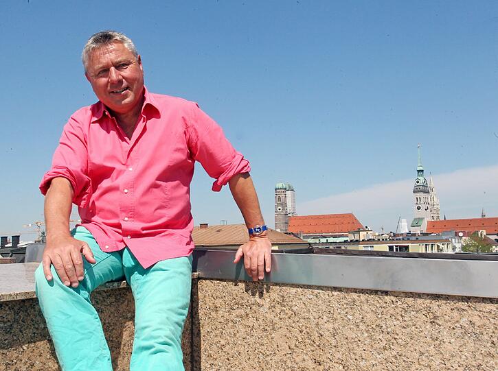 Dietmar Holzapfel auf dem Dach der Deutschen Eiche. Hier hat er einen Panoramablick über die ganze Stadt.