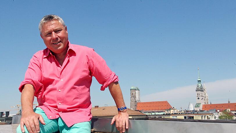 Dietmar Holzapfel auf dem Dach der Deutschen Eiche. Hier hat er einen Panoramablick über die ganze Stadt. Dietmar Holzapfel auf dem Dach der Deutschen Eiche. Hier hat er einen Panoramablick über die ganze Stadt.