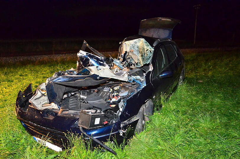 Eine Regionalbahn hat in Massing (Landkreis Rottal-Inn) ein Auto erfasst und in eine Wiese geschleudert. Bei dem Unfall am Montagabend wurden die 55-jährige Autofahrerin und ihre 72-jährige Beifahrerin schwer verletzt, wie die Polizei in Eggenfelden mitteilte. Sehen Sie hier die Bilder von der Unfallstelle.