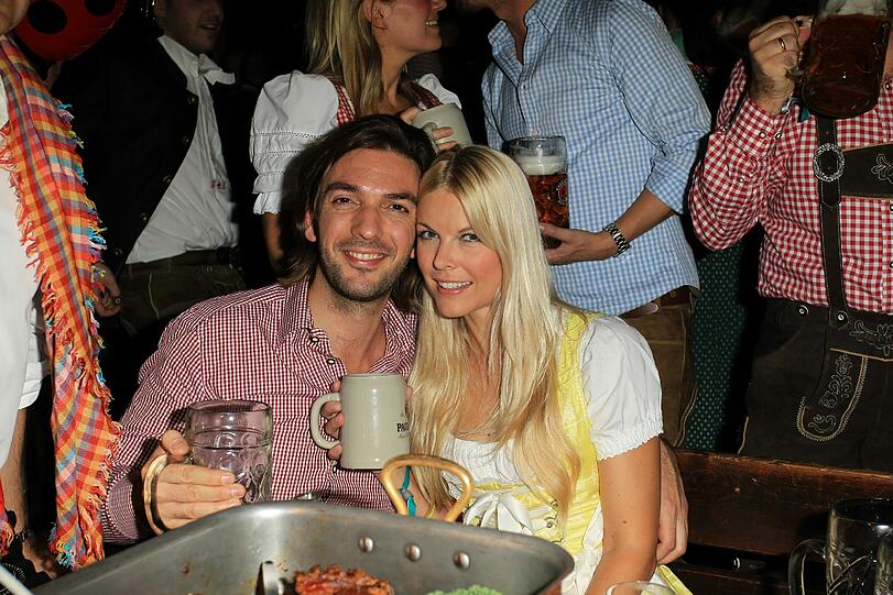 Filmproduzent Max Wiedemann mit Freundin Tina Kaiser. Sie trägt ein zitronengelbes Dirndl.