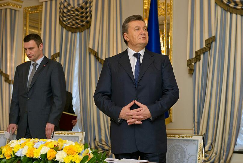 Der ukrainische Staatspräsident Viktor Janukowitsch (rechts) und Oppositionsführer Vitali Klitschko im Präsidentenpalast in Kiew nach der Unterzeichnung einer vorläufigen Vereinbarung zur Lösung der innenpolitischen Krise.