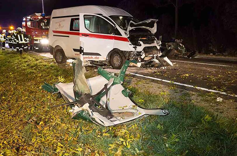 Die Bilder vom Unfallort in Landshut. Bei dem Verkehrsunfall kamen eine 48-jährige Frau und ihre 23 Jahre alte Tochter ums Leben.