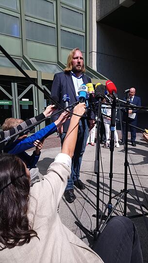 Anton Hofreiter, Fraktionsvorsitzender der Grünen, nach dem Urteil mit einem Statement vor dem Gerichtsgebäude.