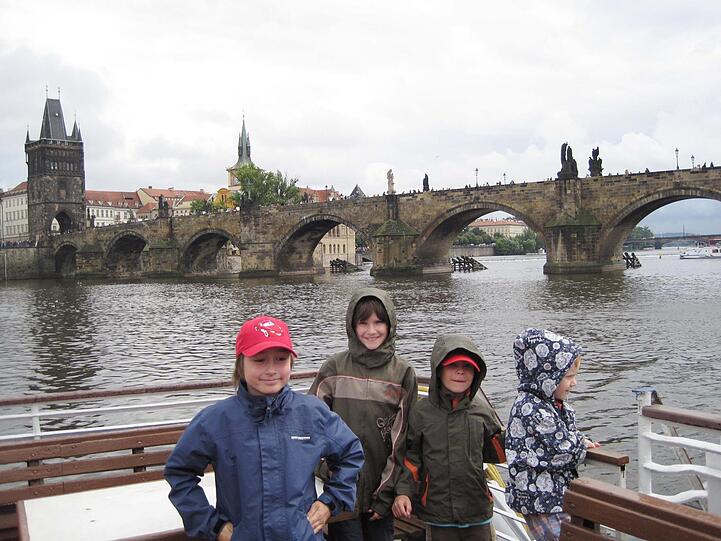 Eine Schiffahrt (im Hintergrund die Karlsbrücke) darf bei der Pragreise mit Kindern nicht fehlen.