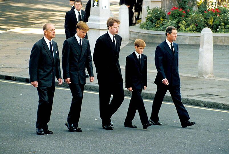 Prinz Philip, Prinz William, Dianas Bruder Earl, Prinz Harry und Prinz Charles führten den Trauerzug an.