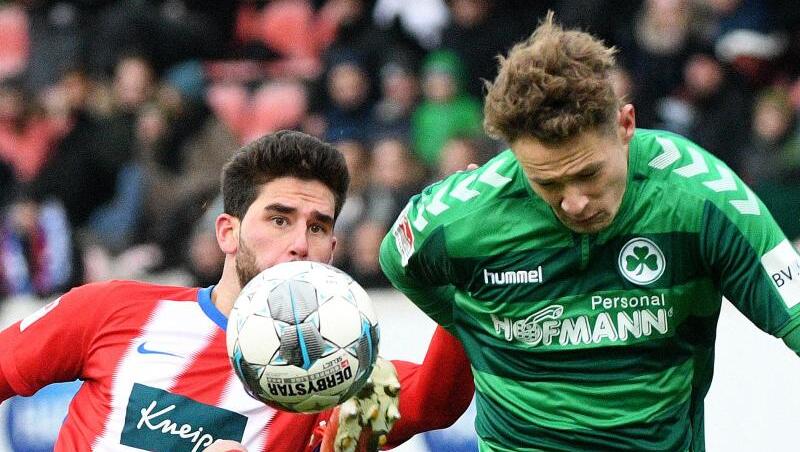 Heidenheims Stefan Schimmer und Fürths Paul Jaekel (l-r.) im Zweikampf um den Ball. Foto: Stefan Puchner/dpa Heidenheims Stefan Schimmer und Fürths Paul Jaekel (l-r.) im Zweikampf um den Ball. Foto: Stefan Puchner/dpa