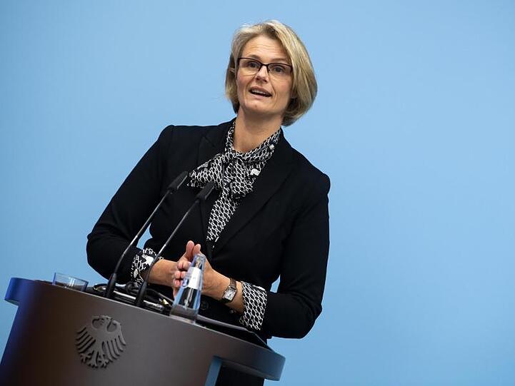 "Wir alle wünschen uns, dass Kitas und Schulen möglichst rasch wieder vollständig öffnen können. Ich warne allerdings vor einem Überbietungswettbewerb entsprechender Forderungen", sagt Anja Karliczek.