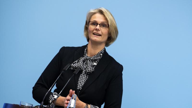 "Wir alle wünschen uns, dass Kitas und Schulen möglichst rasch wieder vollständig öffnen können. Ich warne allerdings vor einem Überbietungswettbewerb entsprechender Forderungen", sagt Anja Karliczek. "Wir alle wünschen uns, dass Kitas und Schulen möglichst rasch wieder vollständig öffnen können. Ich warne allerdings vor einem Überbietungswettbewerb entsprechender Forderungen", sagt Anja Karliczek.