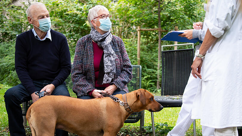 Bini mit ihren Besitzern Hildegard und Walter Brühschwein.