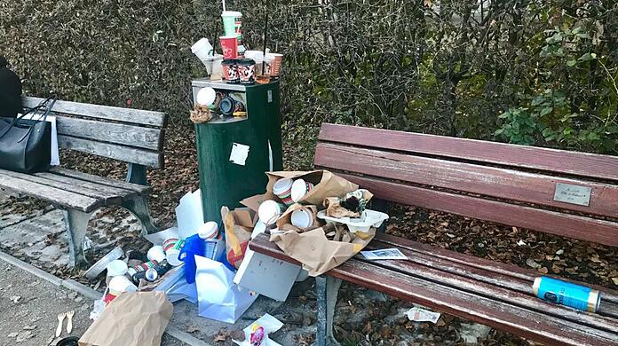 Überquellende Mülleimer sind dank des vielen To-Go-Essens ein täglicher Anblick in der Stadt.