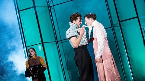 Liliane Amuat (links), Moritz Treuenfels und Vincent zur Linden (als Käthchen).