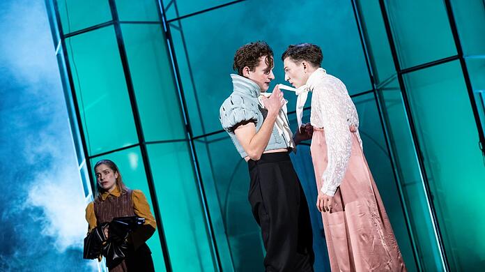 Liliane Amuat (links), Moritz Treuenfels und Vincent zur Linden (als Käthchen).