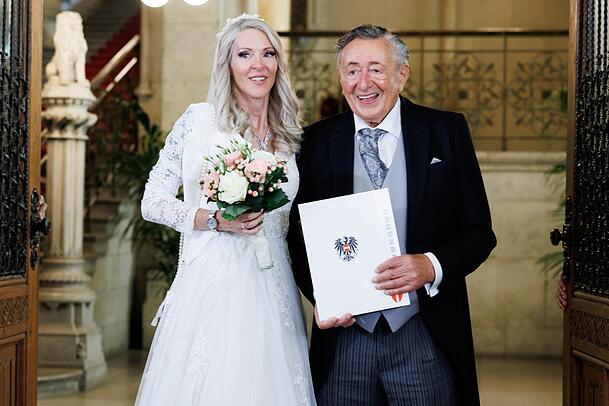 Bau- und Gesellschaftslöwe Richard "Mörtel" Lugner und Simone "Bienchen" Reiländer haben am 1. Juni im Wiener Rathaus geheiratet. Bau- und Gesellschaftslöwe Richard "Mörtel" Lugner und Simone "Bienchen" Reiländer haben am 1. Juni im Wiener Rathaus geheiratet.