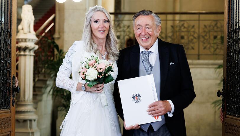 Bau- und Gesellschaftslöwe Richard "Mörtel" Lugner und Simone "Bienchen" Reiländer haben am 1. Juni im Wiener Rathaus geheiratet.