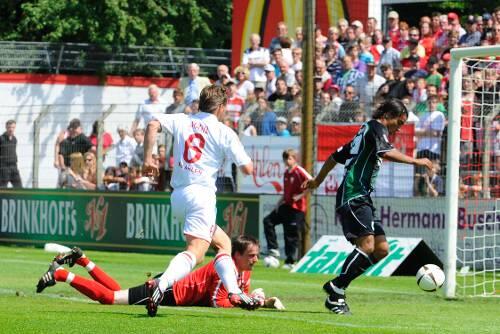 Torschütze zum 2:0: Fürths Sami Allagui gegen Dirk Langerbein und Ronald Maul