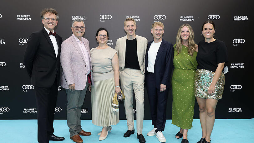 Christoph Gr&ouml;ner, Florian Herrmann, Renate Herrmann, Dominik Krause, Sebastian M&uuml;ller, Gast und Julia Weigl bei der Er&ouml;ffnung des 43. Filmfest M&uuml;nchen 2026.