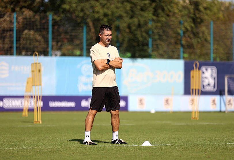 Schaute bei der Trainingseinheit am Mittwoch in weiten Teilen nur zu: Trainer Alper Kayabunar. Schaute bei der Trainingseinheit am Mittwoch in weiten Teilen nur zu: Trainer Alper Kayabunar.