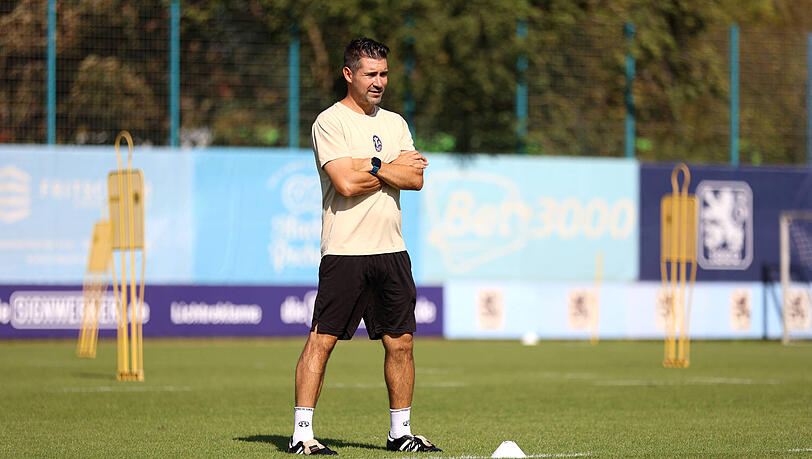 Schaute bei der Trainingseinheit am Mittwoch in weiten Teilen nur zu: Trainer Alper Kayabunar. Schaute bei der Trainingseinheit am Mittwoch in weiten Teilen nur zu: Trainer Alper Kayabunar.