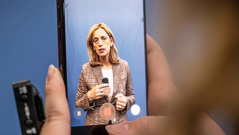 Familienministerin Karin Prien rechnet damit, dass im kommenden Jahr eine EU-weite Regelung zur Beschr&auml;nkung von Social Media f&uuml;r Kinder und Jugendliche kommen wird. Parallel dazu sollen in Deutschland bereits Gesetze in diese Richtung ge&auml;ndert werden.
