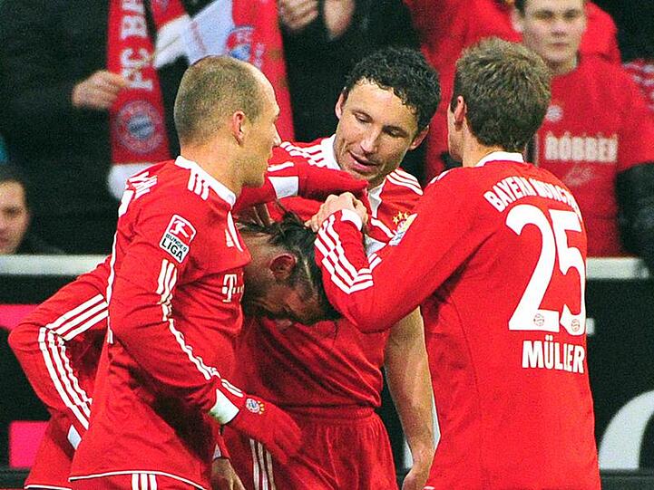 Rote Jubeltraube - und immer freuen sich dieselben, hier Kapitän van Bommel mit Robben, Demichelis und Müller (v.l.).