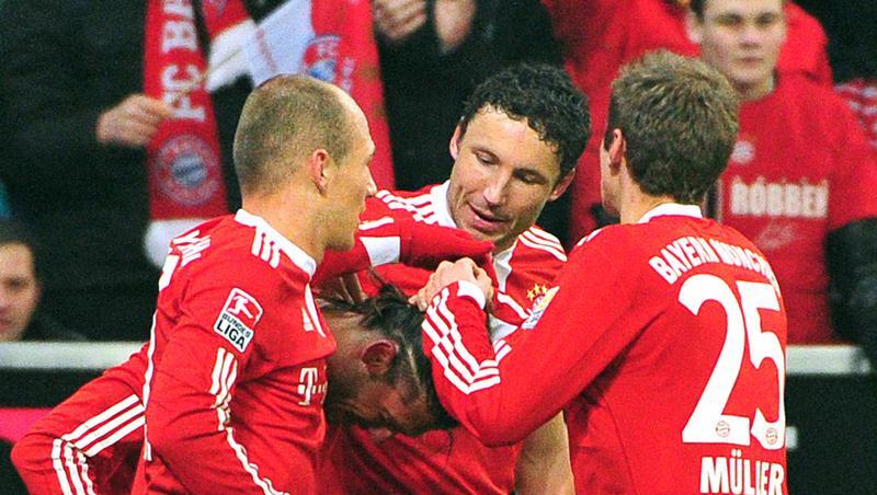 Rote Jubeltraube - und immer freuen sich dieselben, hier Kapitän van Bommel mit Robben, Demichelis und Müller (v.l.). Rote Jubeltraube - und immer freuen sich dieselben, hier Kapitän van Bommel mit Robben, Demichelis und Müller (v.l.).