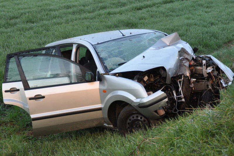 Bei Altötting ist ein Pkw-Fahrer von der Fahrbahn abgekommen und gegen einen Baum geprallt. Der Mann starb noch an der Unfallstelle. Die Bilder vom Horror-Unfall