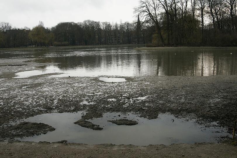 Modrig und schlammig: Beim Kleinhesseloher See wurde Wasser abgelassen, damit ein Bootssteg erneuert werden kann. Den Münchnern stinkt's gewaltig - am schönen Frühlingswochenende gab's hier kein Frischlufterlebnis.