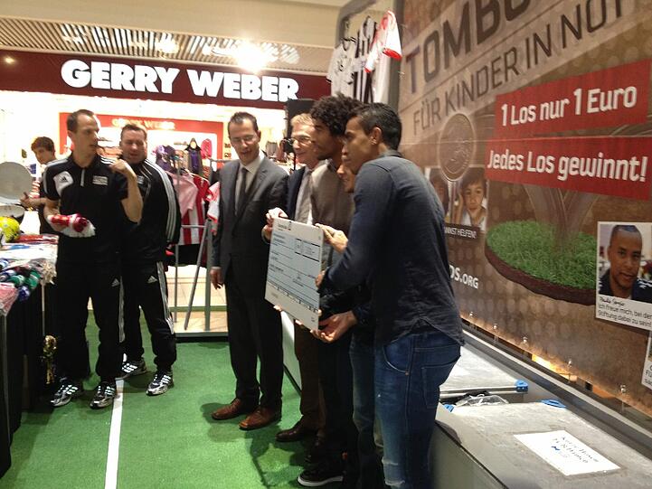 Gustavo,Rafinha und Dante unterschrieben Trikots,Schals oder verteilten ihre Autogrammkarten. Die Fans freuten sich.