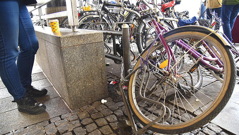 So richtig zweckmäßig schaut diese Verwendung der Fahrradständer am Hauptbahnhof nicht aus. So richtig zweckmäßig schaut diese Verwendung der Fahrradständer am Hauptbahnhof nicht aus.